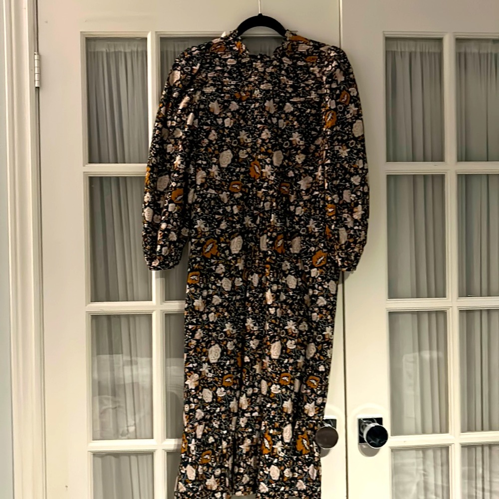 Gorgeous fall/winter dress very comfortable and has a very elegant look.